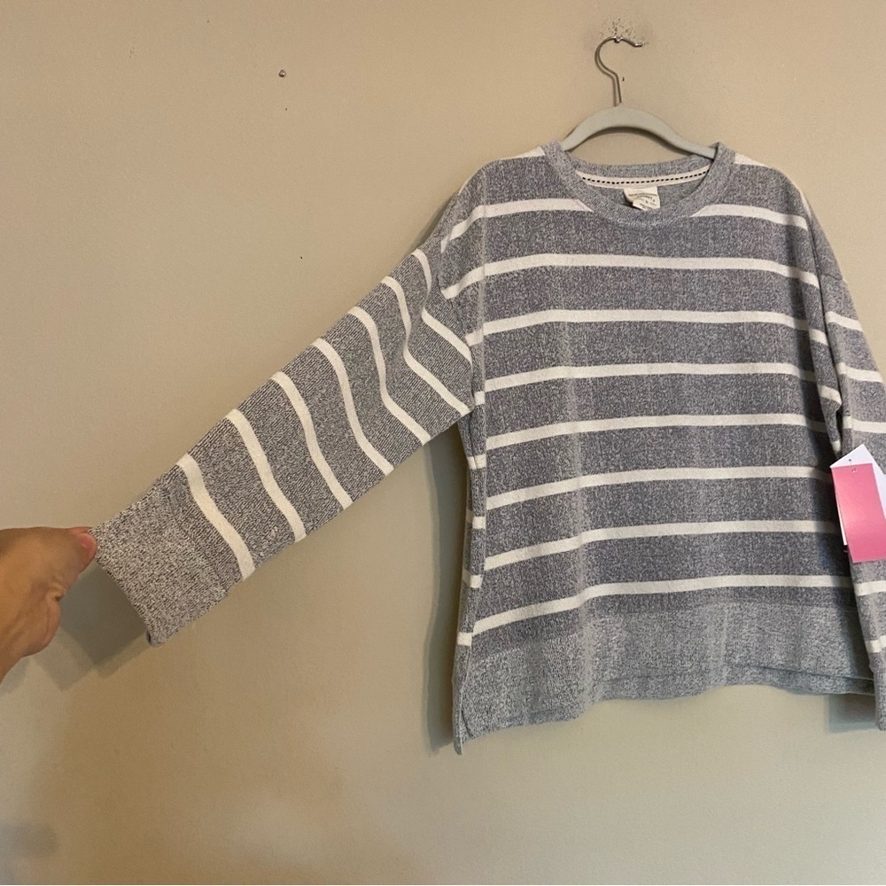 Southern Spirit Stripes Gray White Sweater Size Small NWT Casual Comfortable